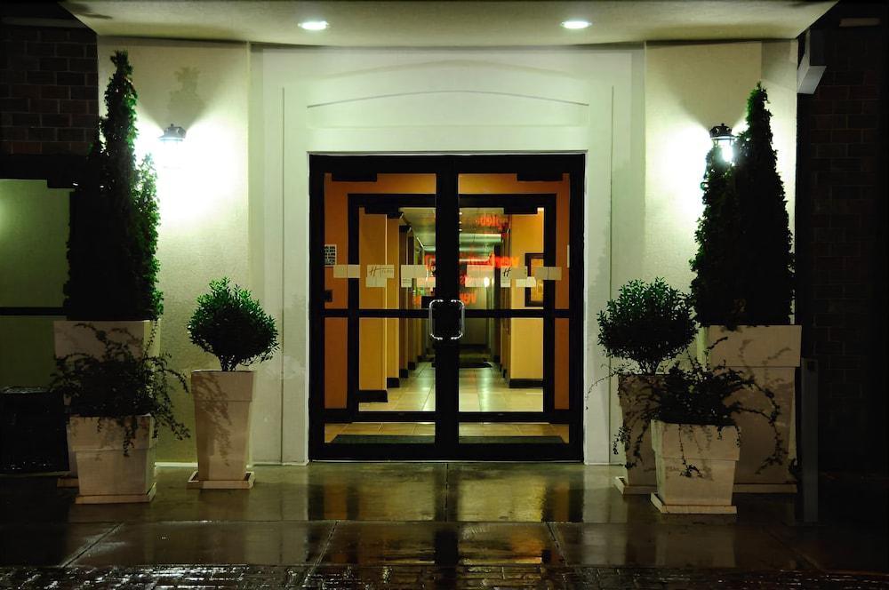 Holiday Inn Express - Delafield By Ihg Экстерьер фото