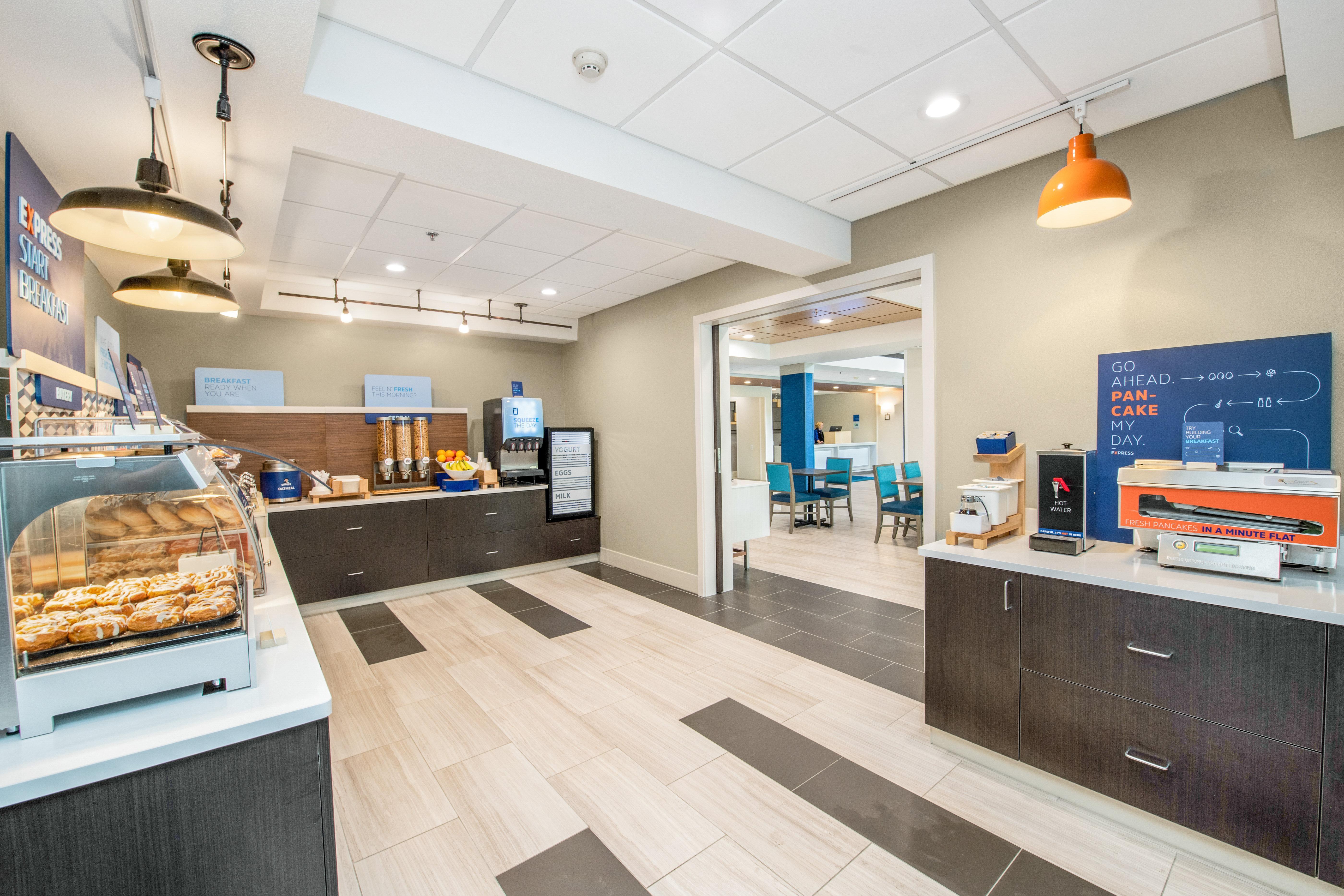 Holiday Inn Express - Delafield By Ihg Экстерьер фото