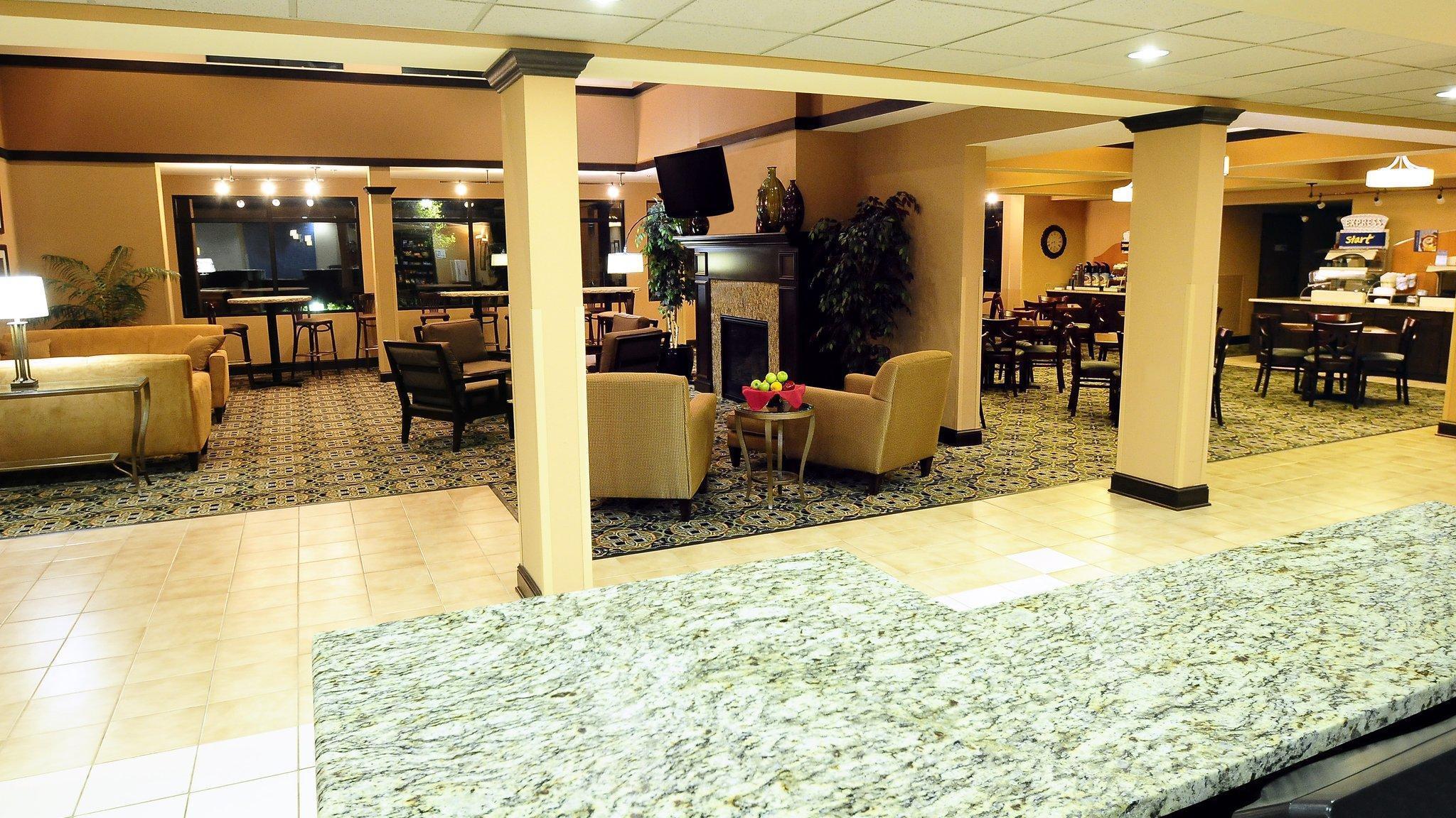 Holiday Inn Express - Delafield By Ihg Экстерьер фото