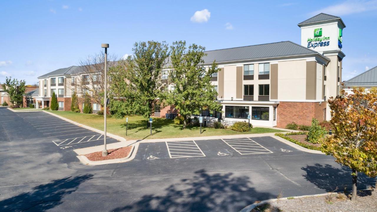 Holiday Inn Express - Delafield By Ihg Экстерьер фото