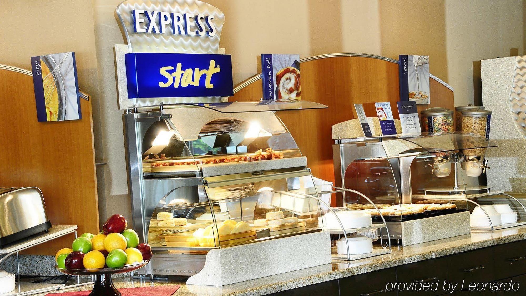 Holiday Inn Express - Delafield, An Ihg Hotel Экстерьер фото
