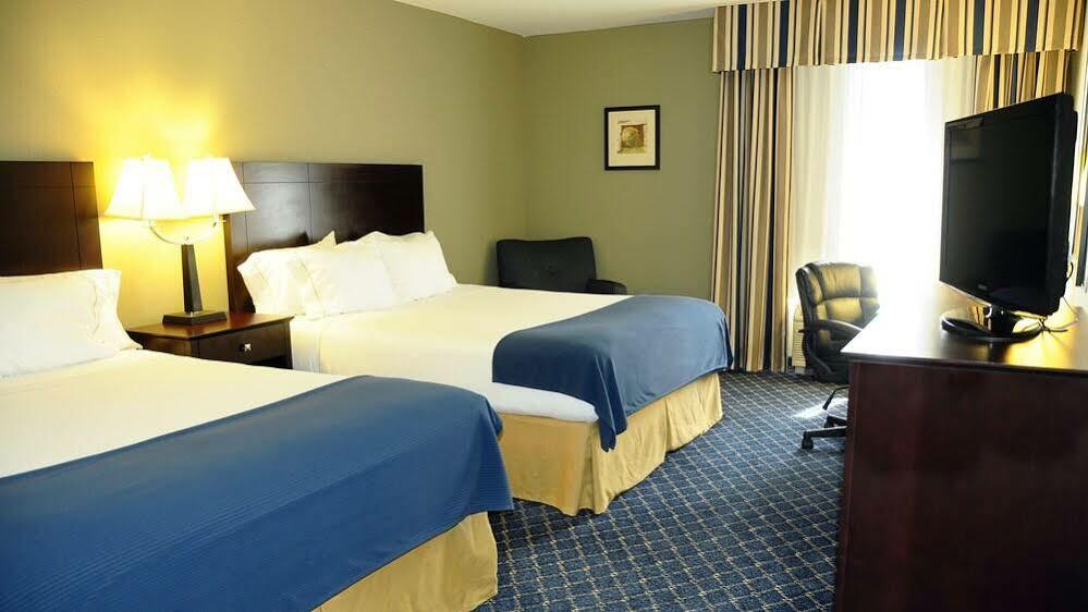 Holiday Inn Express - Delafield By Ihg Экстерьер фото