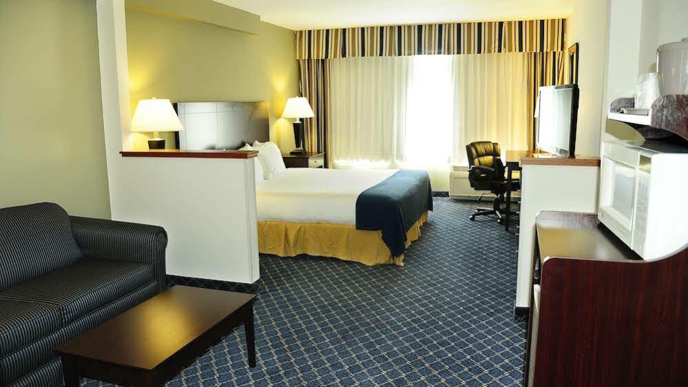 Holiday Inn Express - Delafield By Ihg Экстерьер фото