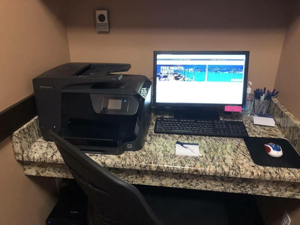 Holiday Inn Express - Delafield By Ihg Экстерьер фото